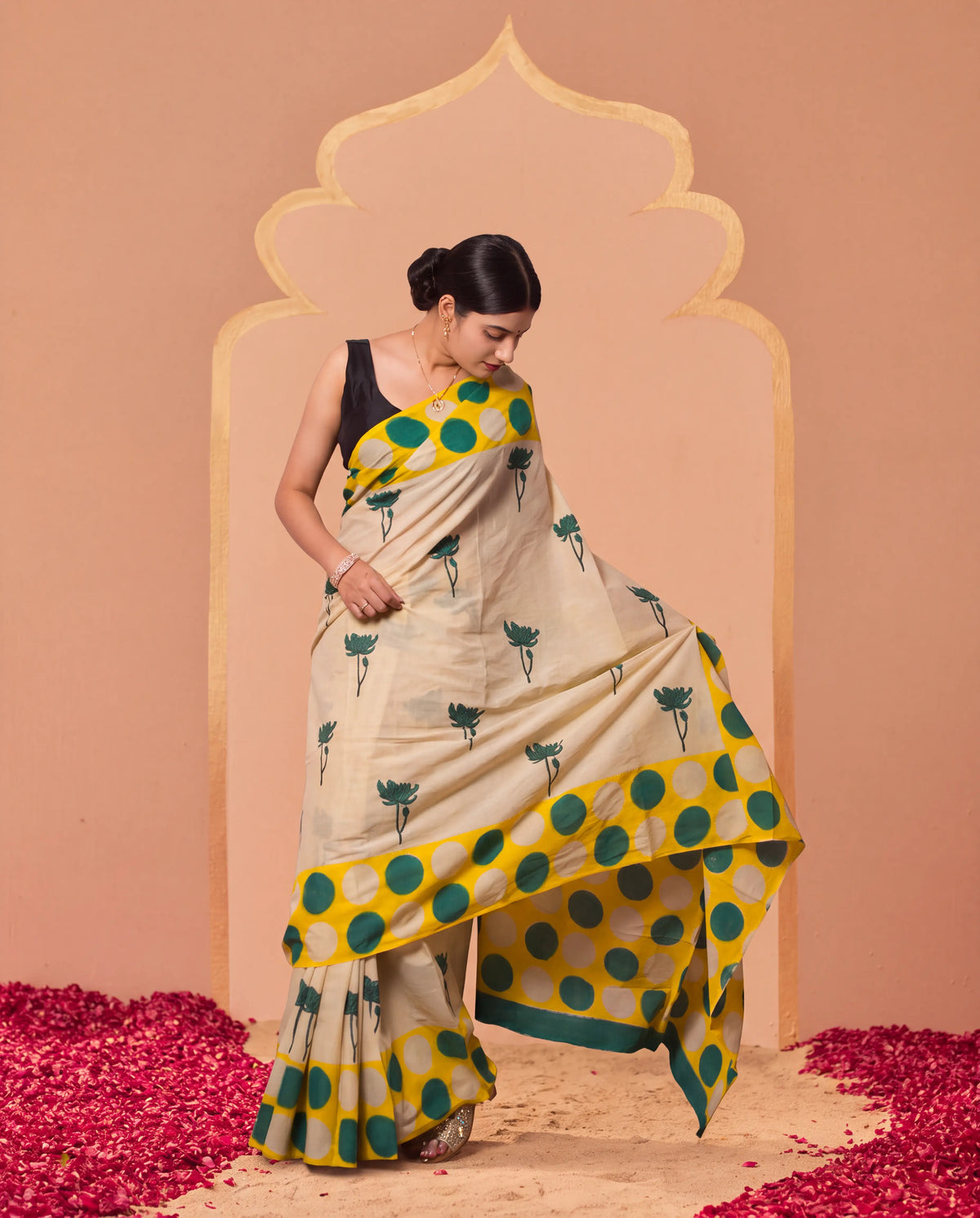 Basanti Off-White aree